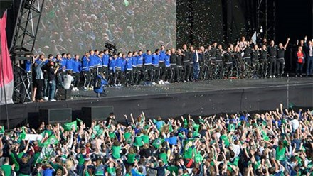 Đội tuyển Bắc Ireland được chào đón như người hùng sau khi bị loại.